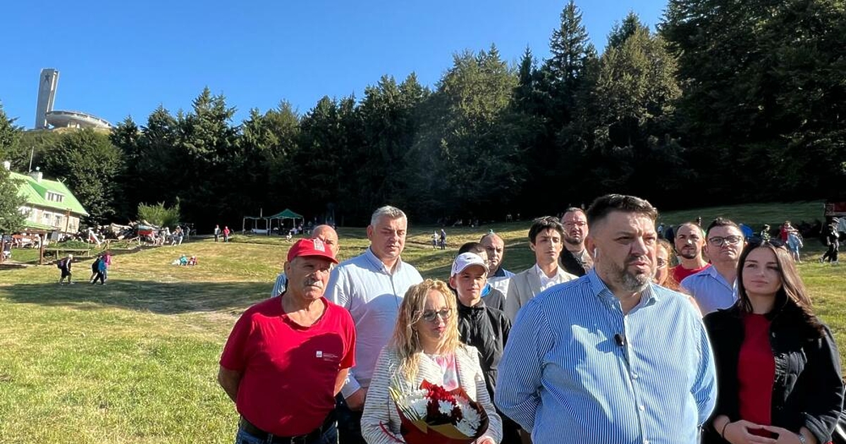 Всеки истински социалист е добре дошъл при нас“. Ако се