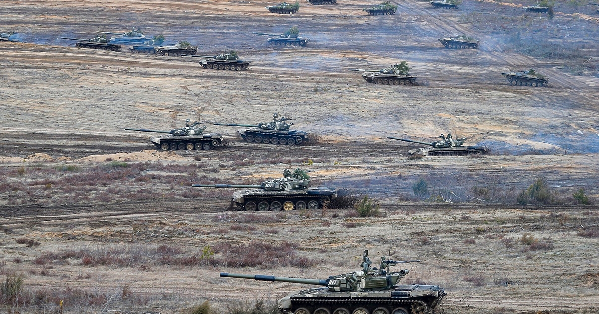 Украйна обвини съседен Беларус, близък съюзник на Русия, че струпва