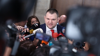 Видимо ядосан и взел на въоръжение целия си арсенал от