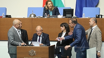 Днес депутати от БСП щурмуваха парламентарната трибуна и почти насила