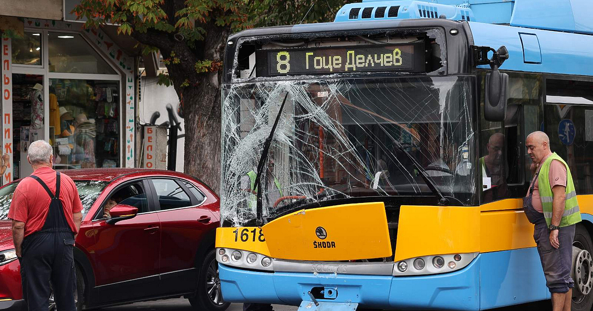 Два тролея са се ударили в центъра на София. Новината
