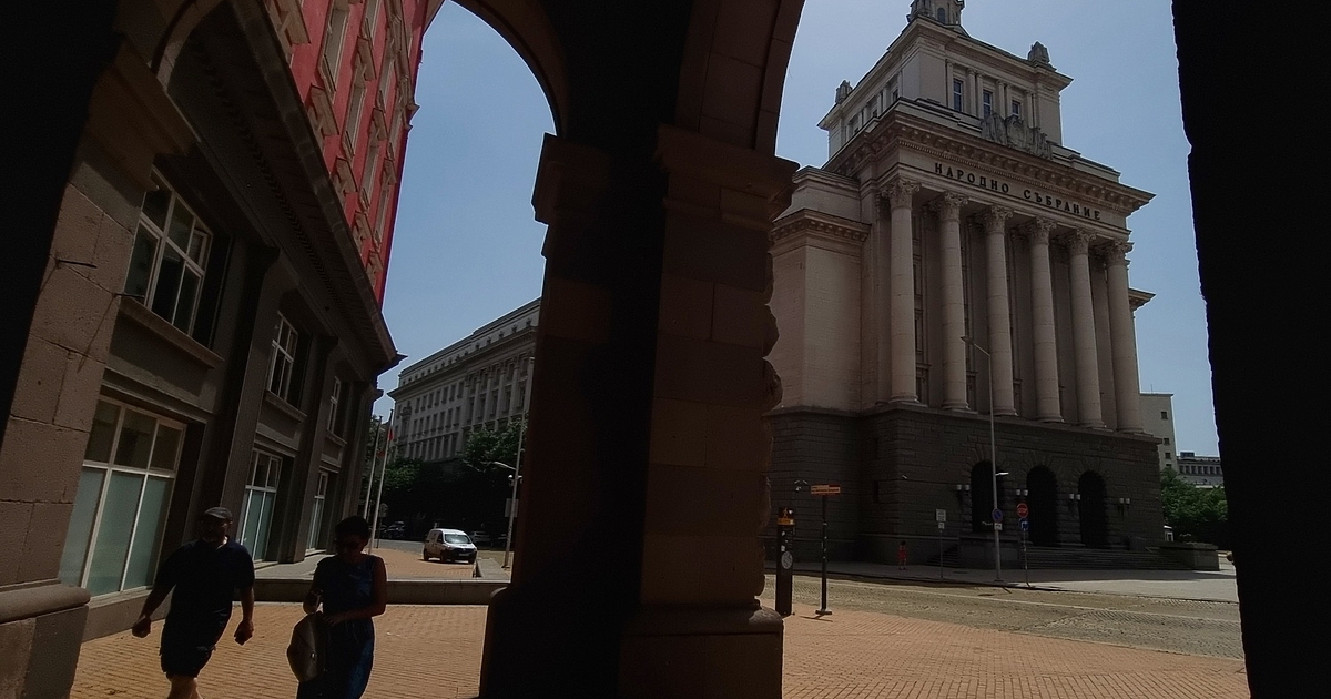 В последния момент, буквално дни преди президентът Румен Радев да