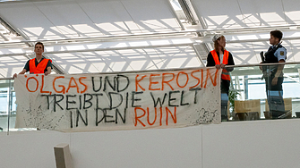 Екоактивисти от Последното поколение блокираха въздушното движение на няколко летища