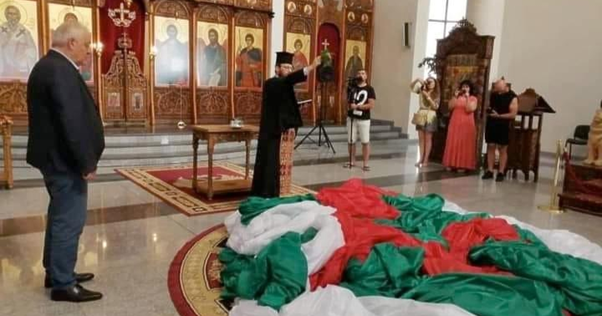 Само година след поставянето му, пилонът с най-високото знаме в