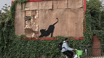 Поредното произведение на известния британски уличен художник Банкси представляващо протягаща