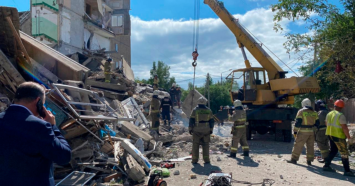 Един човек загина, а други 12 бяха ранени при срутване