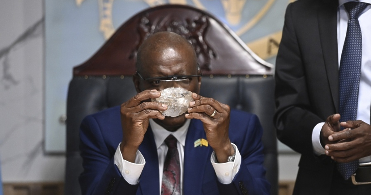 Огромен диамант с тегло 2492 карата, който може да се