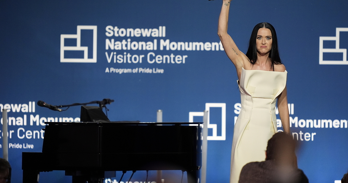 Властите в Испания разследват певицата Кейти Пери за предполагаемо заснемане