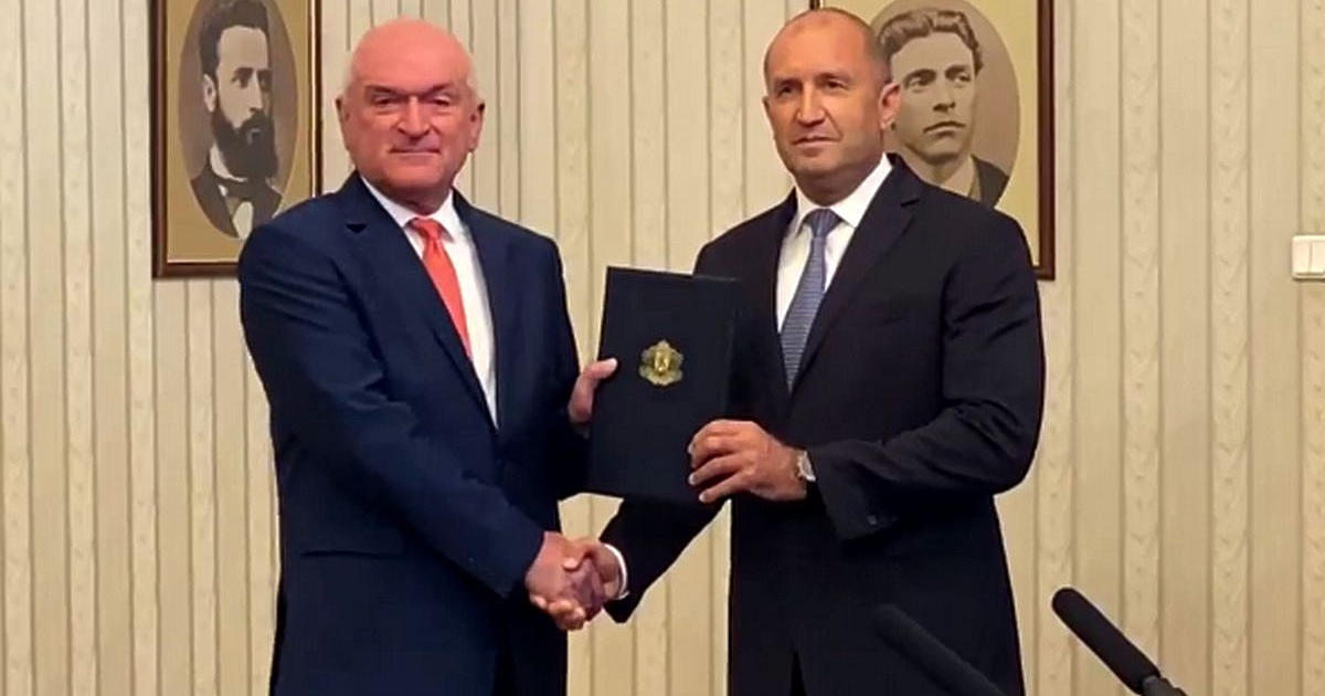 Президентът Румен Радев връчи мандат на Димитър Главчев да сформира