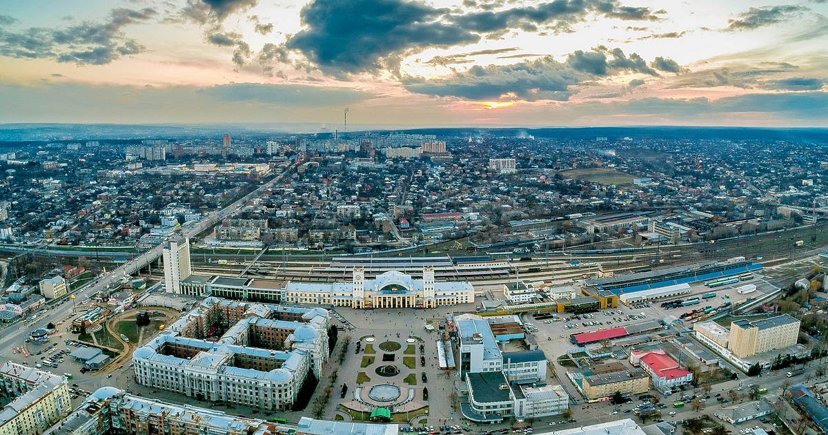 Анна Гин е журналистка и писателка, живее в украинския град Харкив.
