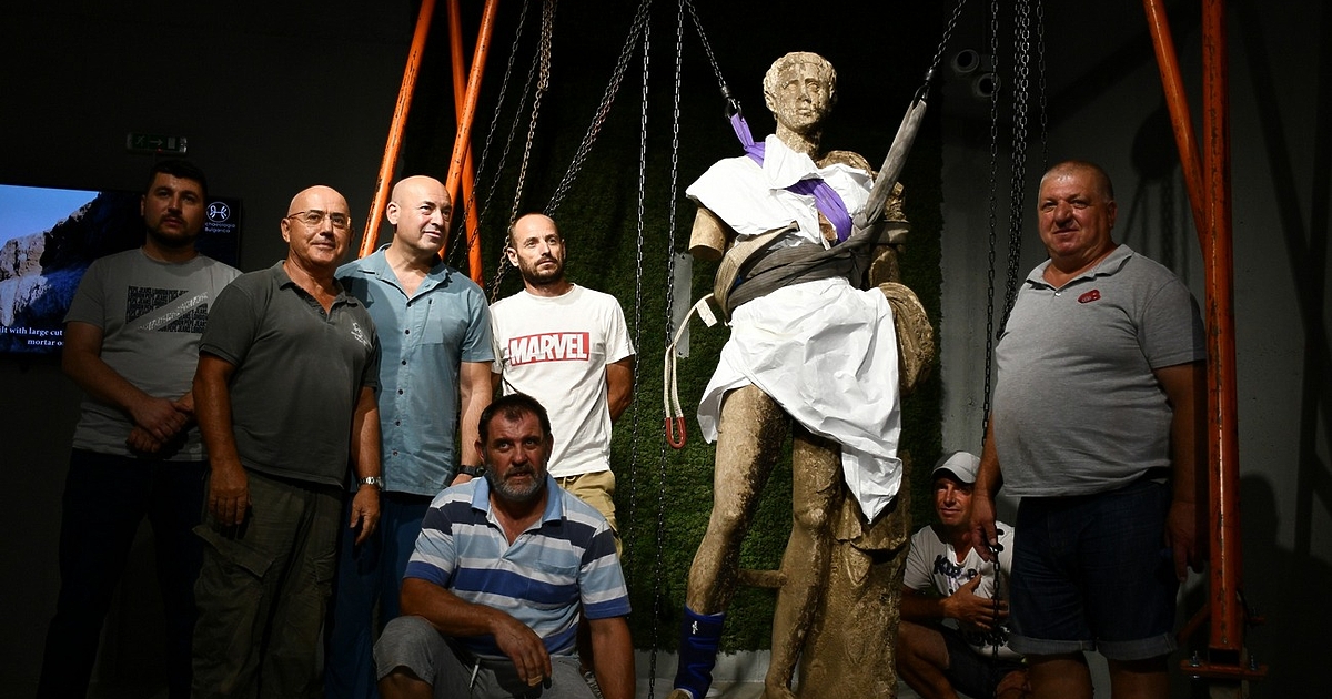 Изправена е статуята, намерена при разкопките в античния град Хераклея