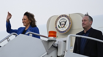 Вицепрезидентът на Съединените щати Камала Харис пристигна в Чикаго където