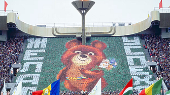 Анна Гин е журналистка и писателка живее в украинския град Харкив