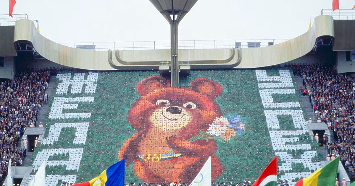 Анна Гин е журналистка и писателка, живее в украинския град Харкив.