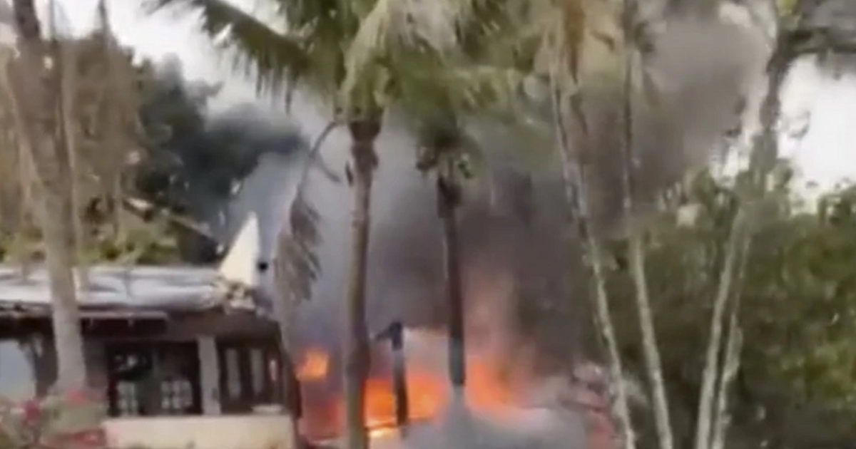 Пътнически самолет с 61 души на борда се разби в