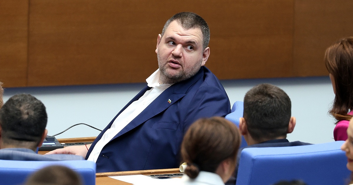 Делян Пеевски обвини президента Румен Радев за разцеплението в ДПС.