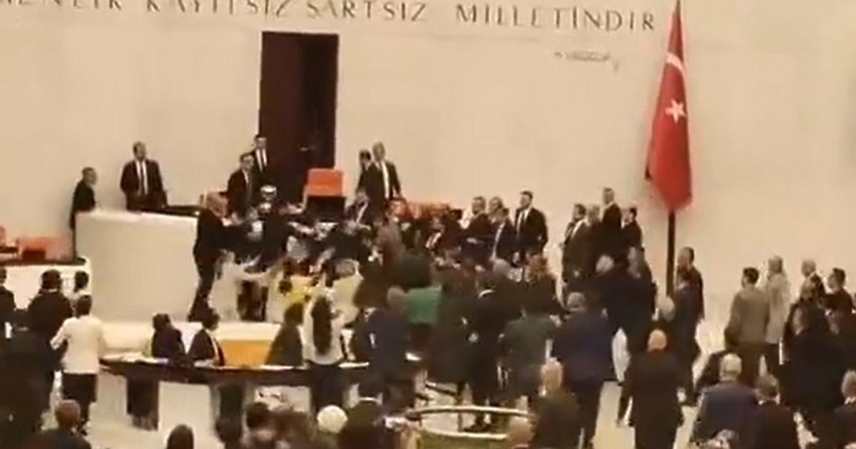 Турски депутати се сбиха в пленарната зала, предаде НОВА.Това стана