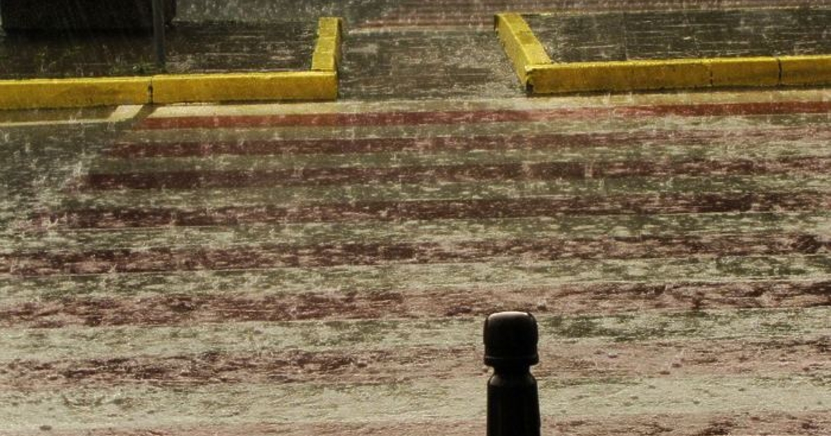 Силна гръмотевична буря удари Варна рано тази сутрин. Силен дъжд