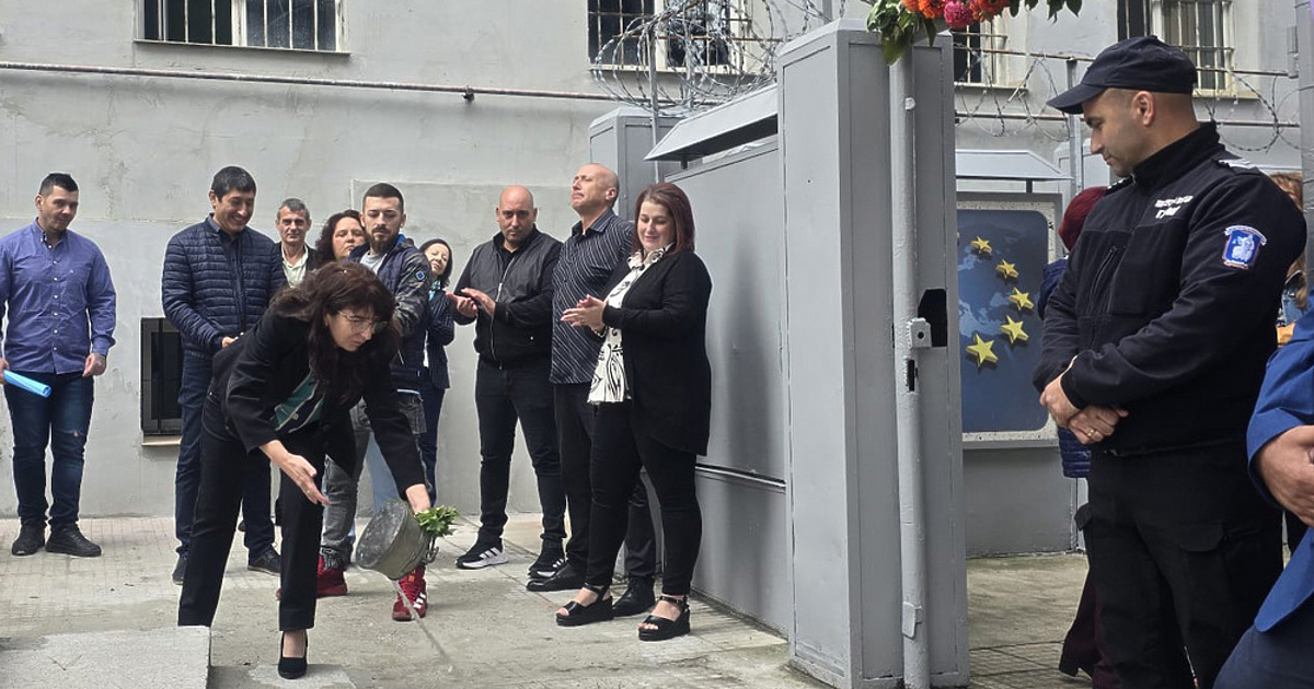 860 лишени от свобода влязоха днес в клас, 58 от тях