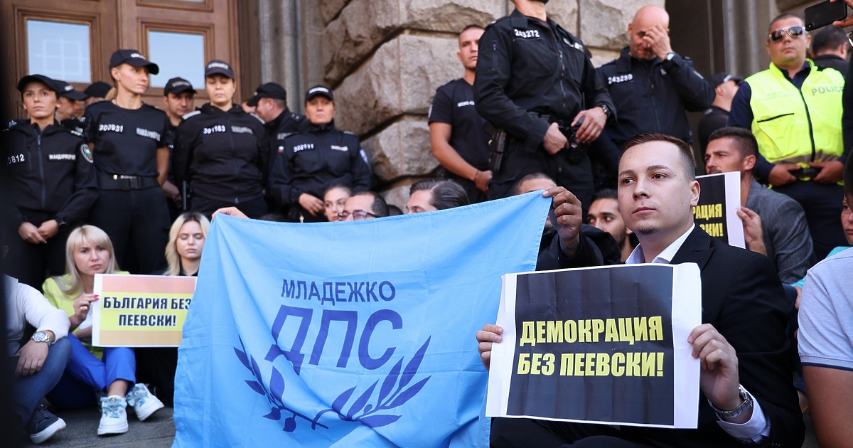 Малко преди 15 ч., на извънредно заседание, Централната избирателна комисия