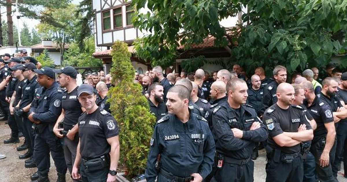 Батални сцени се разиграха днес пред сараите на Ахмед Доган.