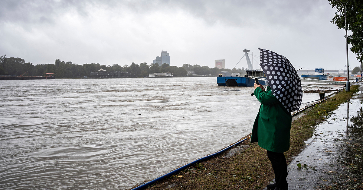 Около 140 пътници и екипаж са блокирани на круизен кораб