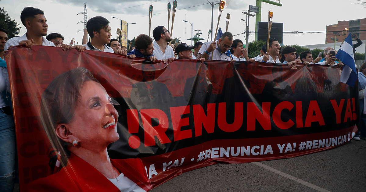 Хиляди хора в протестираха вчера срещу решението на лявата президентка