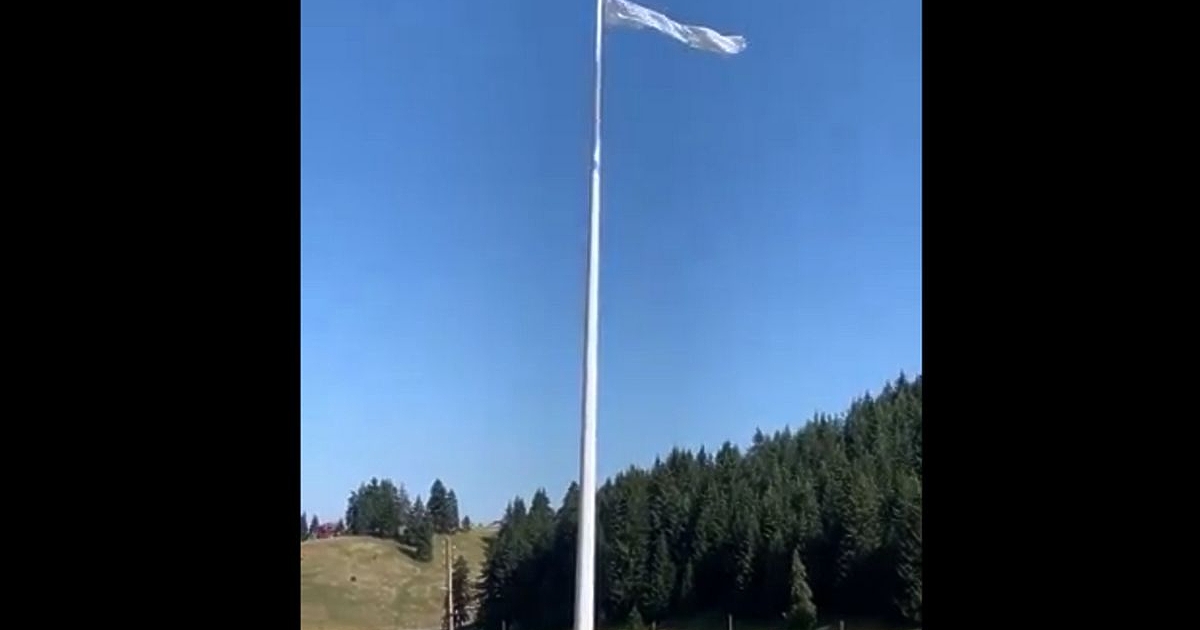 Само бяла лента е останала да се вее от огромния