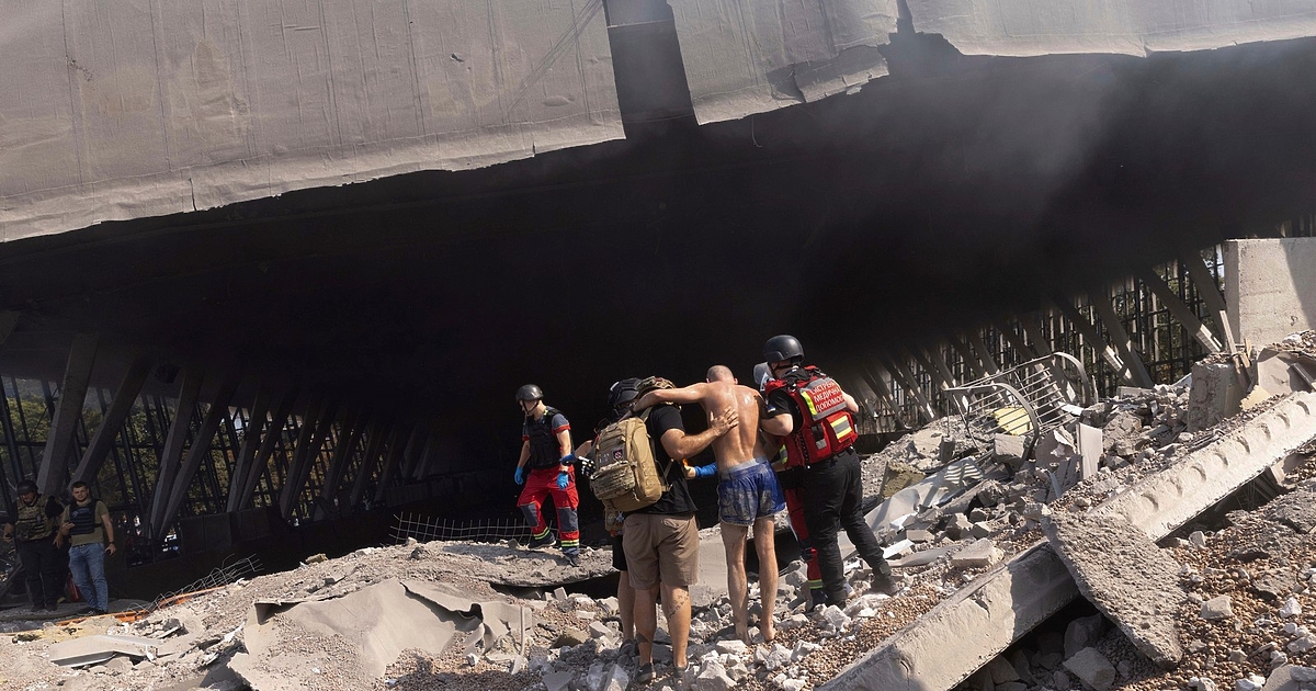 Анна Гин е журналистка и писателка, живее в украинския град Харкив.