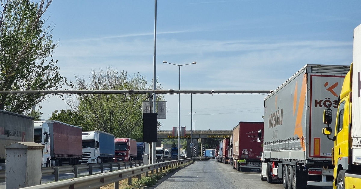 Изключително интензивен е трафикът от леки автомобили и камиони в