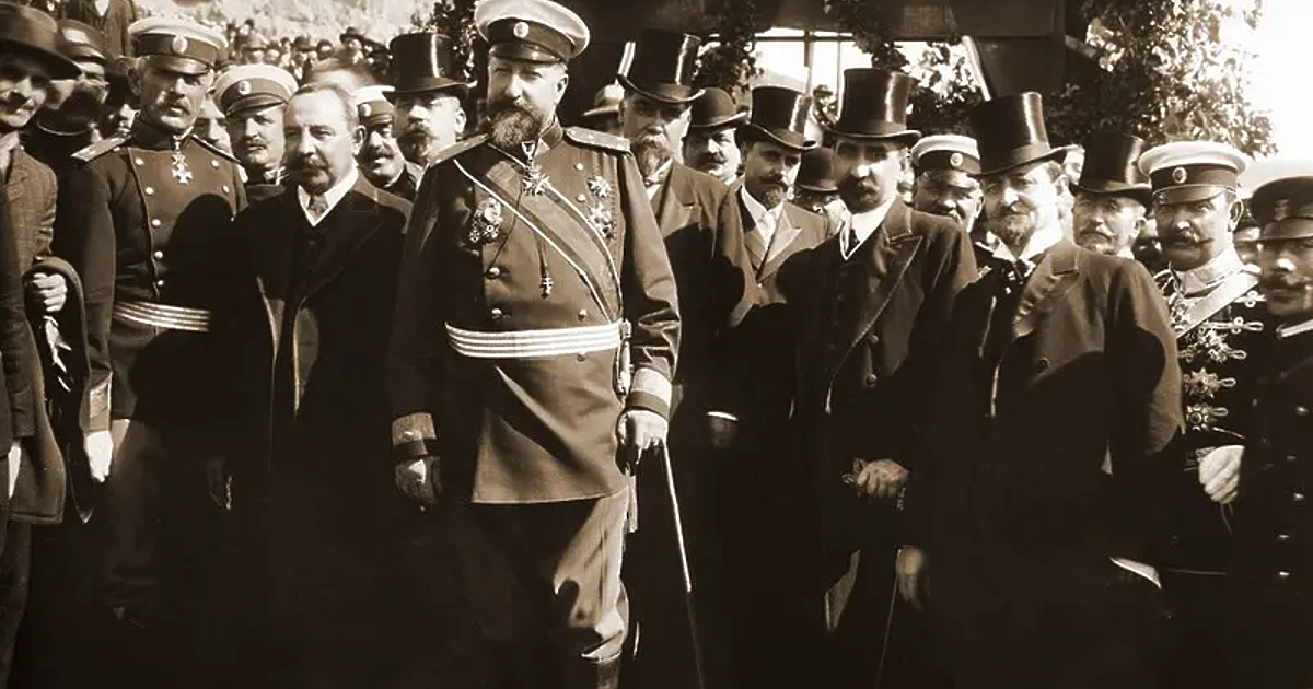 Да затворим очи и да чуем тракането на царския влак,