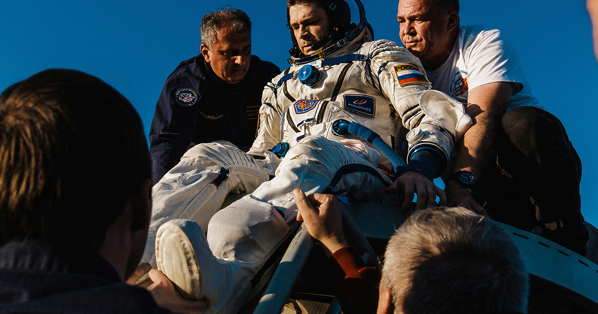 Капсула Союз с двама руснаци и една американка от Международната