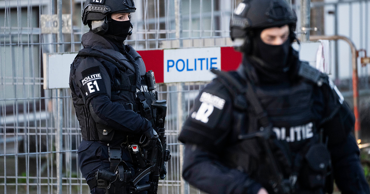 Данните за контакт на целия личен състав на нидерландска полиция