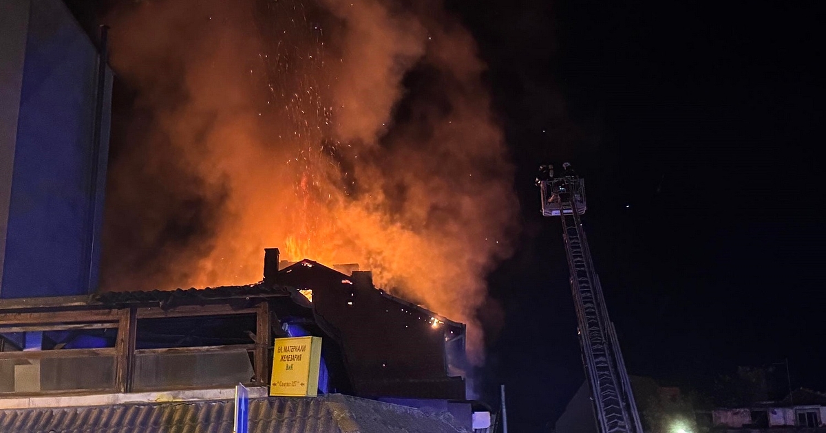 Голям пожар избухна в центъра на София, видя репортер на