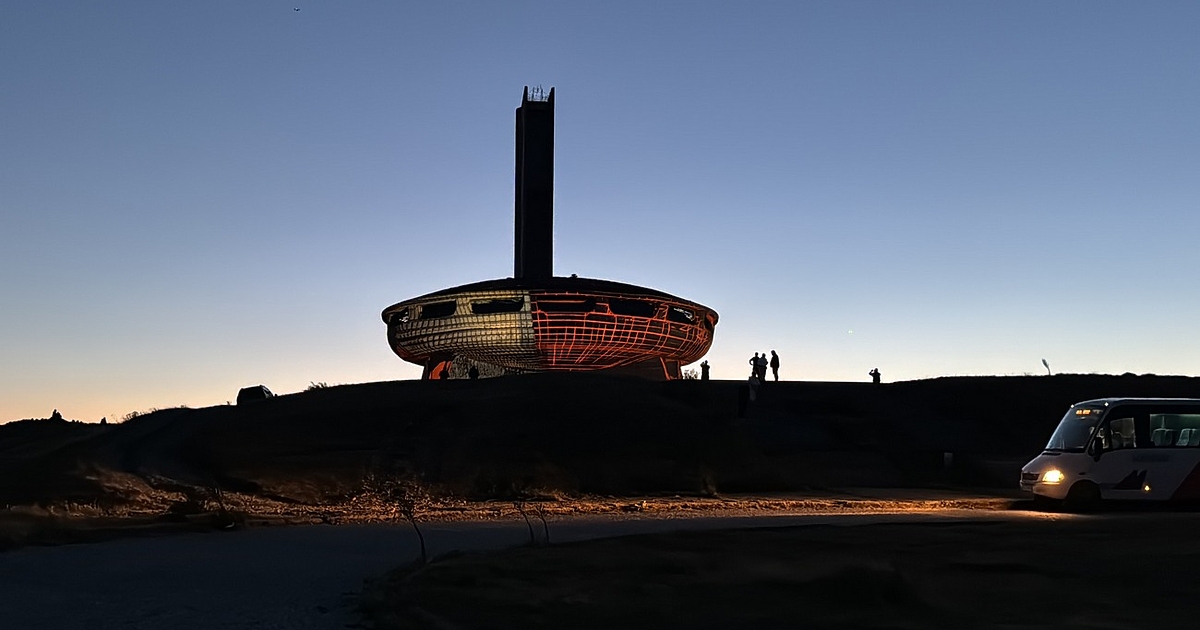 Пожар е избухнал в гората под връх Бузлуджа. Към момента