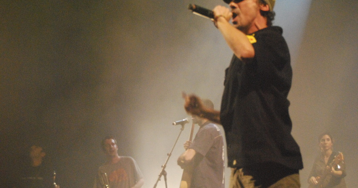 След 17 години без издаден албум френско-испанският певец Ману Чао се завръща