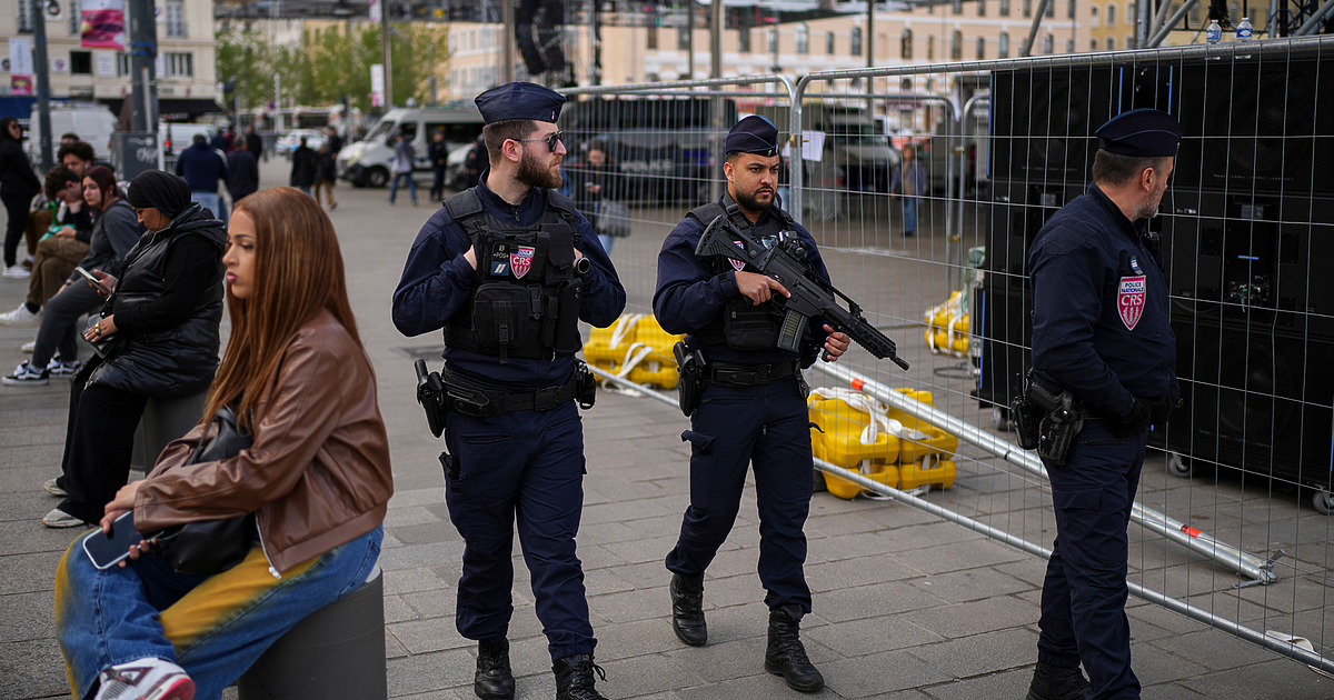 Петнадесетгодишен тийнейджър е бил намушкан 50 пъти с нож и