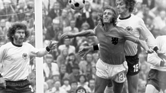 Легендарният нидерландски футболист Йохан Неесксенс почина на 73 годишна възраст съобщи