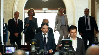 Продължаваме промяната Демократична България оповестиха водачите си на листи