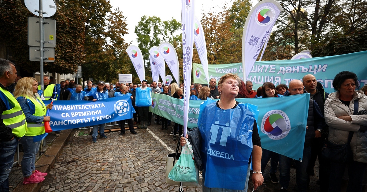 Транспортните работници в София, поведени от КТ Подкрепа, се събраха