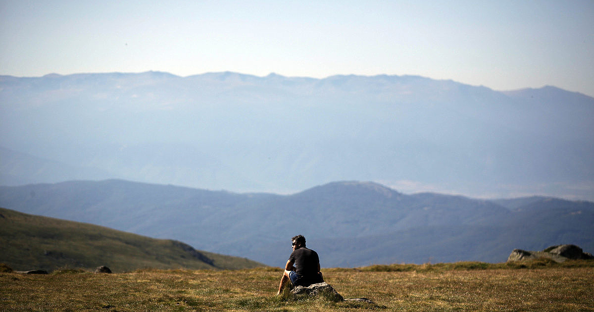 Атмосферното налягане е малко по-ниско от средното за месеца и