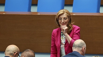 Номинираната за еврокомисар Екатерина Захариева подаде оставка като народен представител
