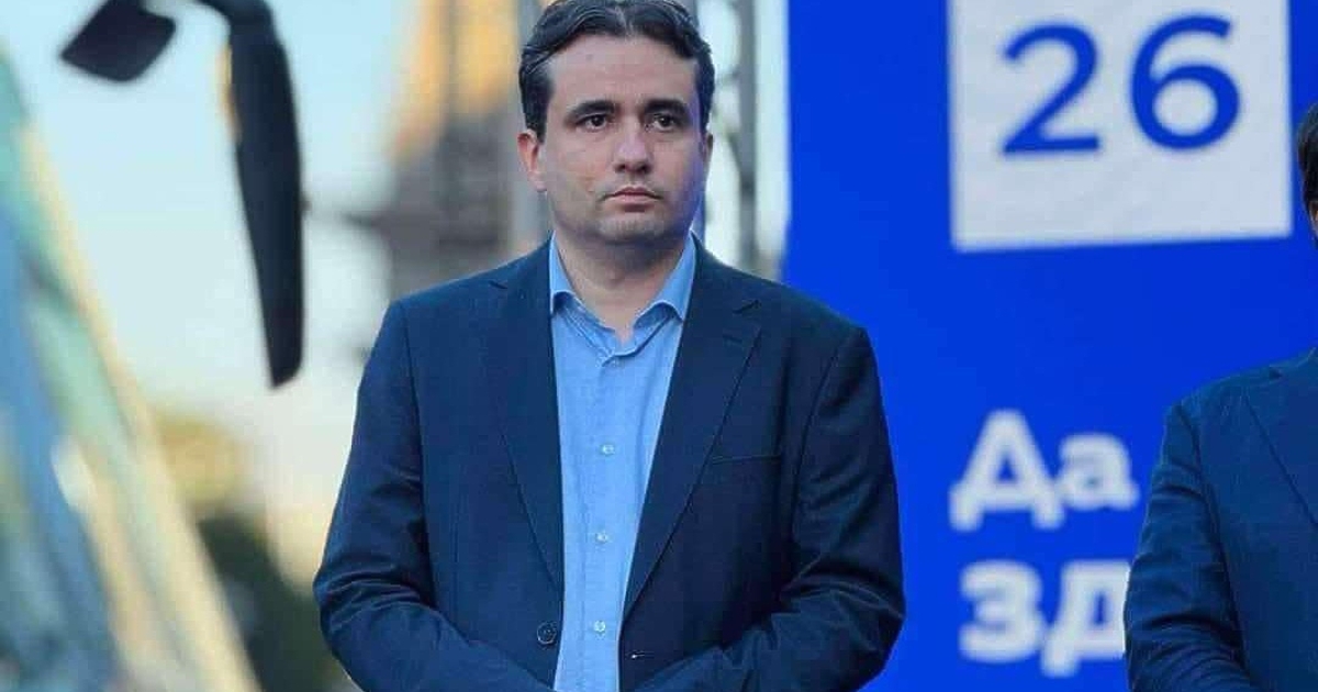 Говори тихо и изглежда невъзмутим, противно на младежкия си вид.