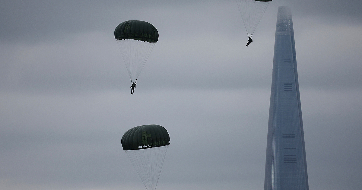 Абсурден инцидент, при който трима парашутисти са паднали тази сутрин