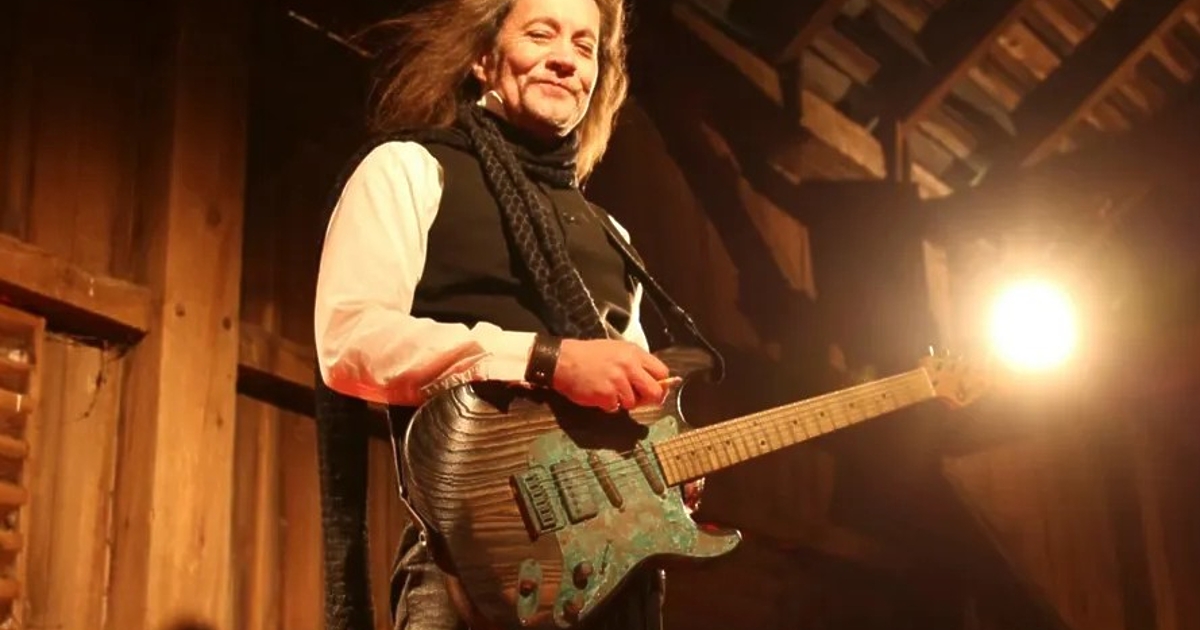 Джейк И. Лий, бивш китарист на Ози Озбърн, е бил