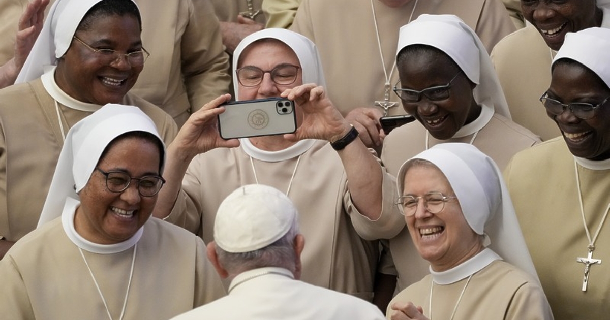 На ваканционно корабче насред река Тибър, от тези с които