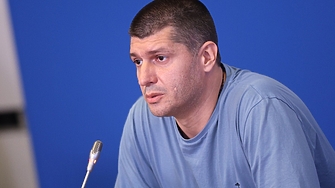 Директорът на театъра натиска копчето за превеждането на заплатите Няма нищо което