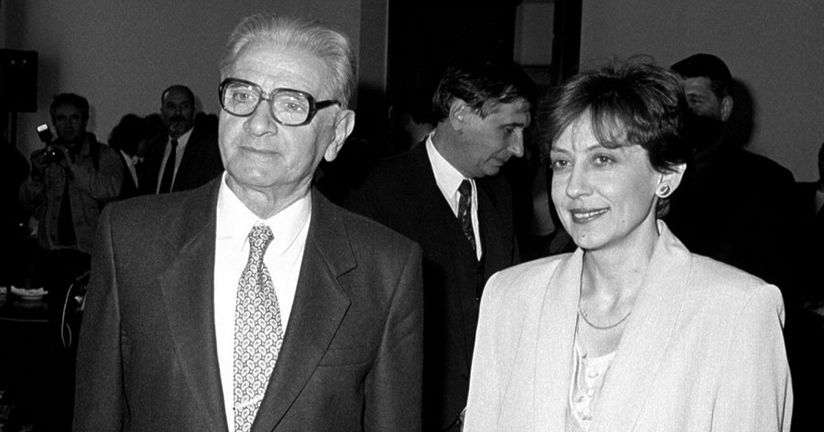 На 17 октомври 1994 г. жена оглавява първото в историята