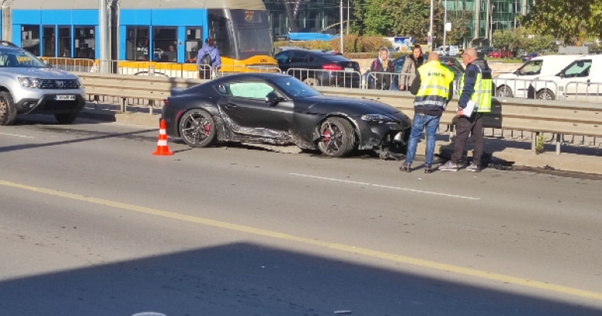 Кола е минала през спирка на градския транспорт в София и