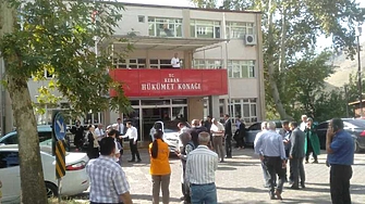 Три сгради са частично срутени след земетресение със сила 5 9